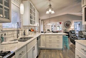 独立别墅 (2 Bedrooms) | 私人厨房 | 微波炉、烤箱、炉灶、洗碗机