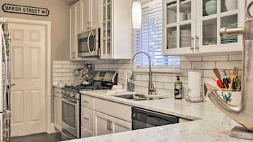 House (2 Bedrooms) | Private kitchen | Microwave, oven, stovetop, dishwasher