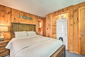 3 bedrooms, bed sheets - New! Dover Townhome < 5 Miles to Hiking & Skiing! (West Dover)