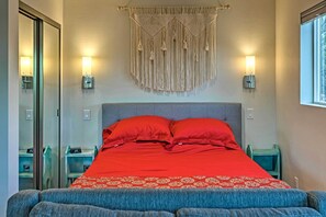 Laptop workspace, iron/ironing board, bed sheets - Sunny Sedona Getaway - Hike, Golf, & Relax! (Sedona)
