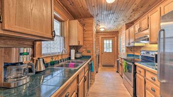 House (3 Bedrooms) | Private kitchen | Microwave, oven, stovetop, dishwasher