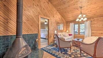 3 bedrooms, laptop workspace, bed sheets
