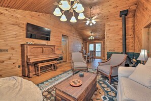 TV, fireplace - Cozy Blue Ridge Mountain Cabin on 18 Acre Lot (Rosman)