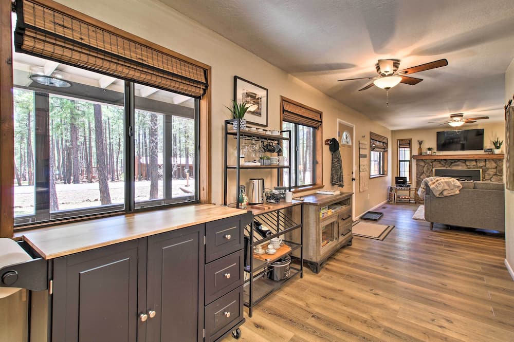 Fireplace, Deck & Grill: Pinetop Cabin Rental! - McNary, AZ
