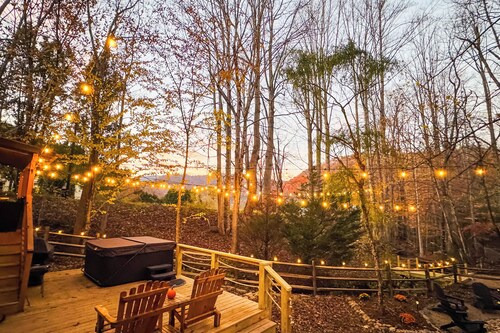 Hot Tub & Stone Fire Pit: Smoky Mountain Oasis!