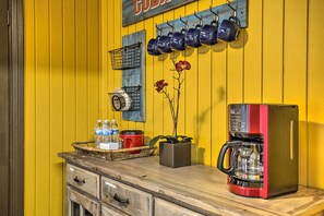 House (2 Bedrooms) | Interior - Tropical Palm Harbor Retreat With Lanai & Patio! (Palm Harbor)