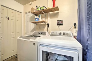 House (2 Bedrooms) | Interior - Tropical Palm Harbor Retreat With Lanai & Patio! (Palm Harbor)