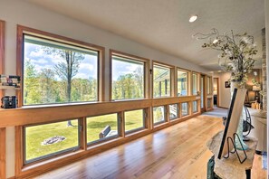 Interior - Hot Tub & Dogs Welcome: Secluded Oakland Gem (Oakland)