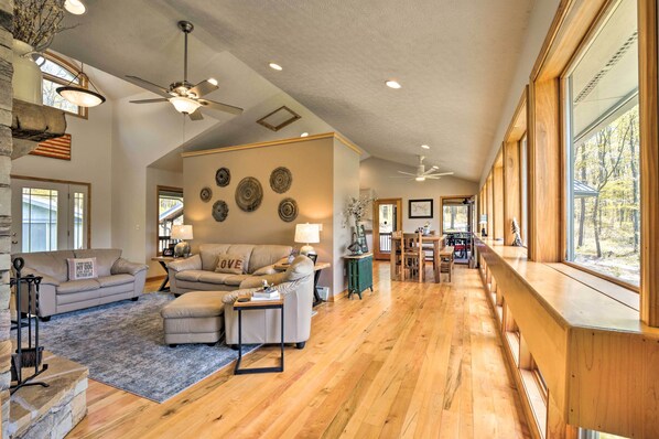 Interior - Hot Tub & Dogs Welcome: Secluded Oakland Gem (Oakland)