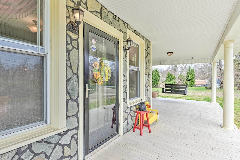 Elegant + Spacious Retreat ~ 18 Mi to Lake Norman! - Iron Station, NC