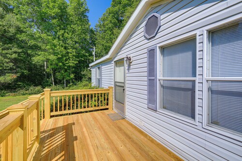 Serene Home: 2 Decks, 3 Mi to Blue Ridge Pkwy