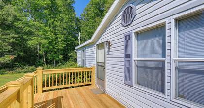 Serene Home: 2 Decks, 3 Mi to Blue Ridge Pkwy