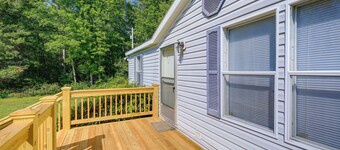 Serene Home: 2 Decks, 3 Mi to Blue Ridge Pkwy