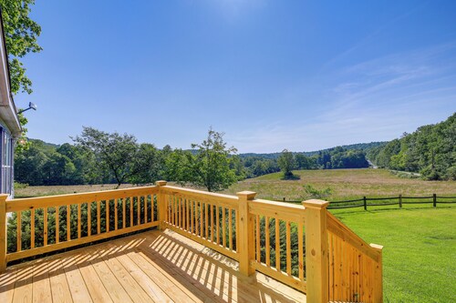 Serene Home: 2 Decks, 3 Mi to Blue Ridge Pkwy