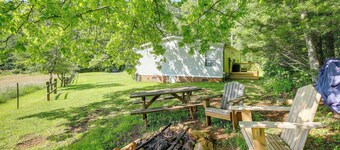 Serene Home: 2 Decks, 3 Mi to Blue Ridge Pkwy