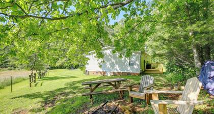 Serene Home: 2 Decks, 3 Mi to Blue Ridge Pkwy