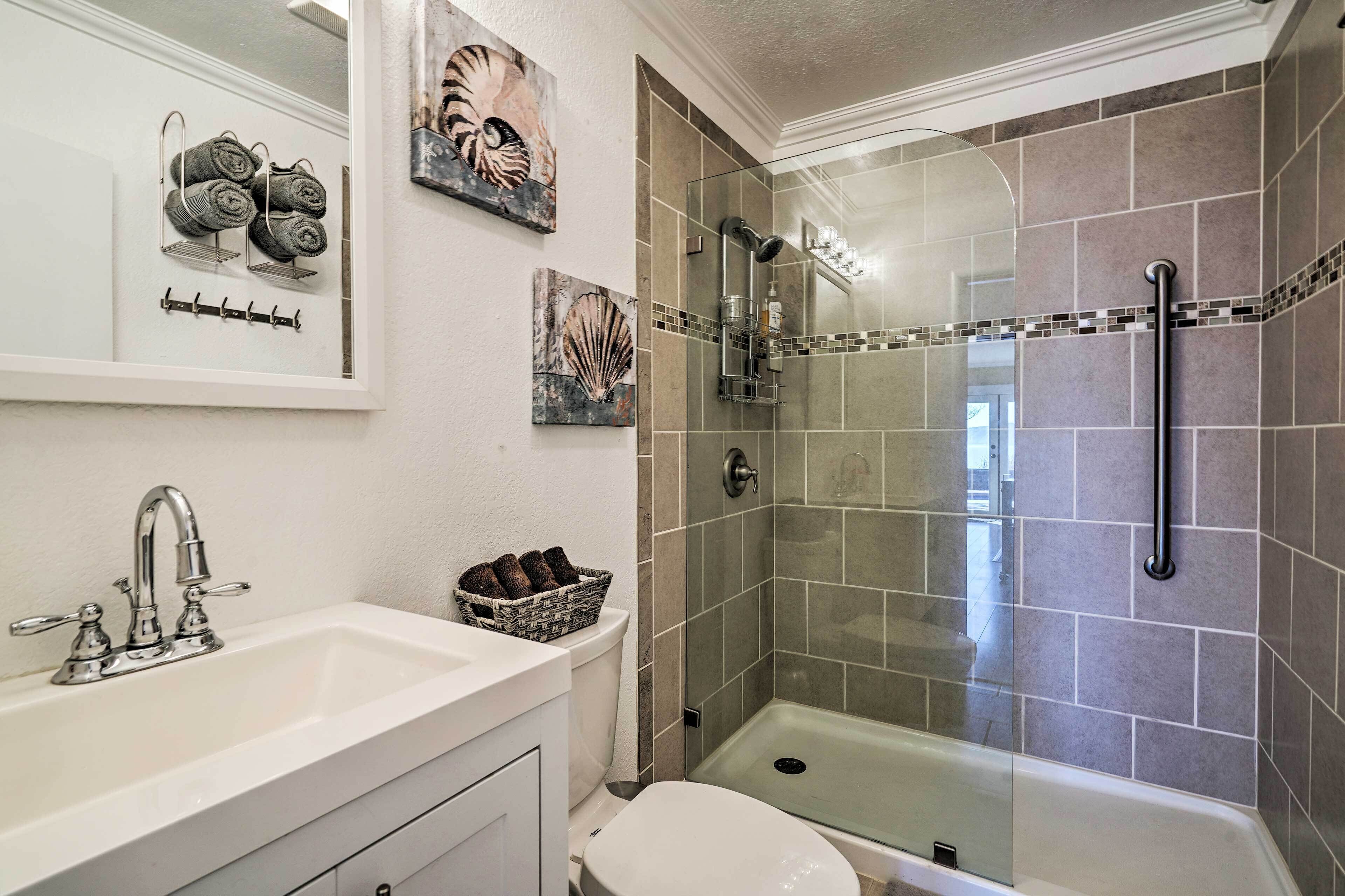 Une salle de bain équipée d’un lavabo, de toilettes et d’une douche à l’italienne.
