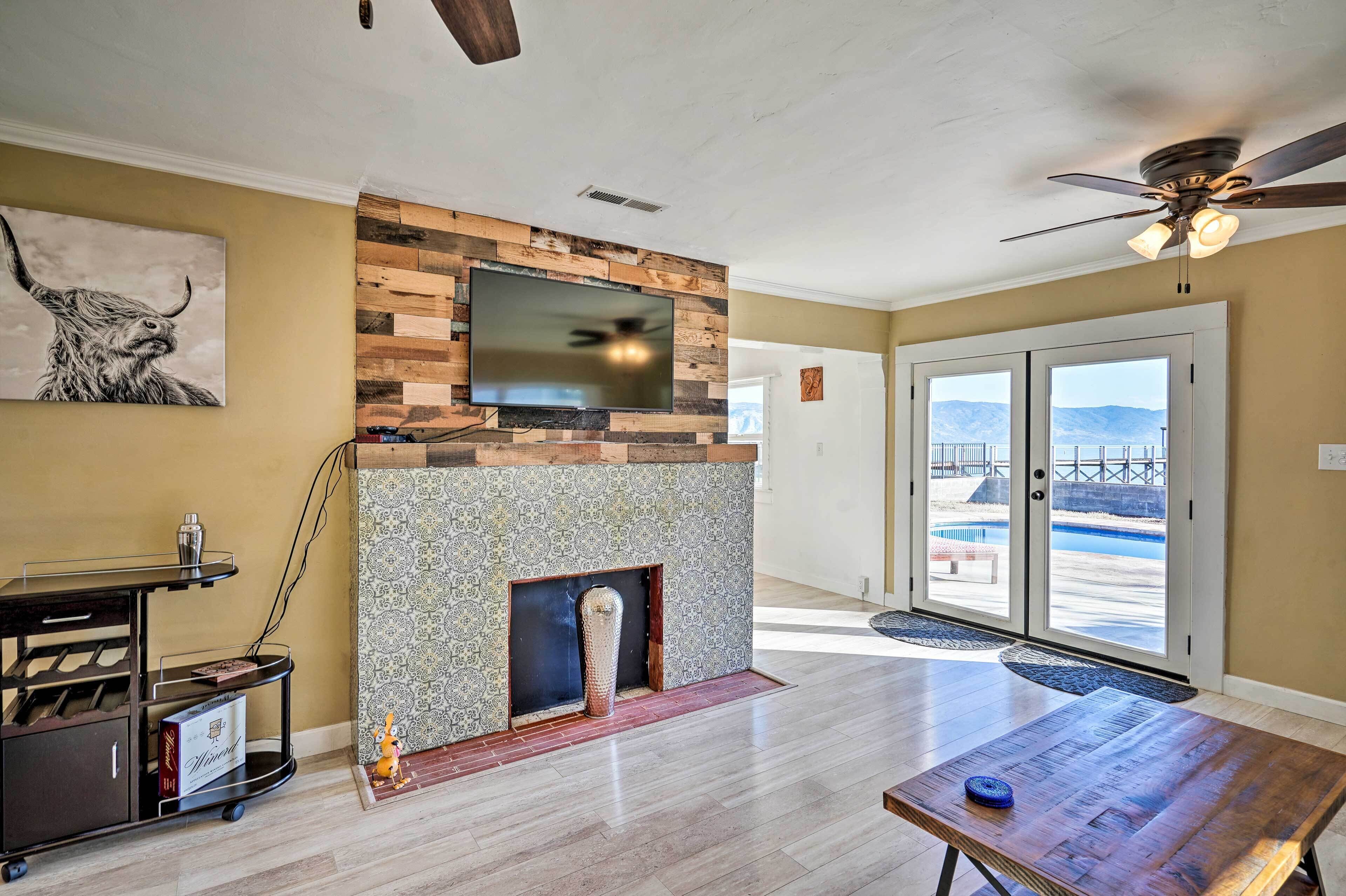 Cottage (2 Bedrooms) | Living area | Ping pong