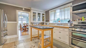 House (5 Bedrooms) | Interior