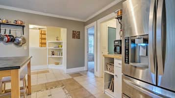 House (5 Bedrooms) | Interior