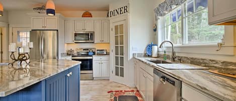 House (4 Bedrooms) | Private kitchen | Microwave, oven, stovetop, dishwasher