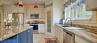 Boothbay Harbor Beach House By Park & Restaurants!