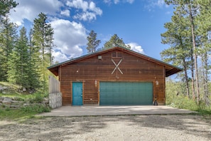 Interior - Hot Tub, Trailer Parking: Lead, Sturgis Rally Base (Lead)