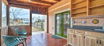 Bohemian Home w/ Screened Porch, 3 Mi to Lake!