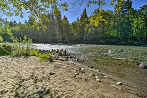 Interior - Mysty Mountain Cabin on River: Near Stevens Pass! (Skykomish)