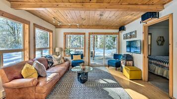 House (3 Bedrooms) | Living area