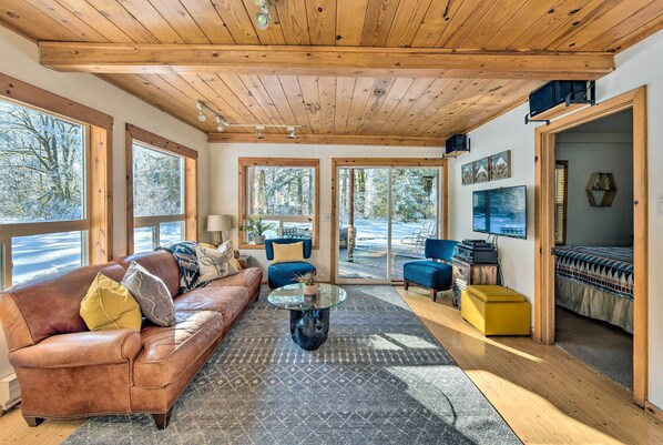 House (3 Bedrooms) | Living area - Mysty Mountain Cabin on River: Near Stevens Pass! (Skykomish)