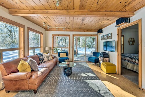 Mysty Mountain Cabin on River: Near Stevens Pass!