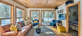 Mysty Mountain Cabin on River: Near Stevens Pass!