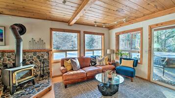 House (3 Bedrooms) | Living area