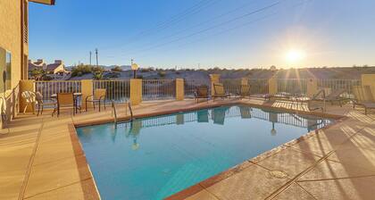 Balcony & Grill: Beachfront Lake Havasu City Condo