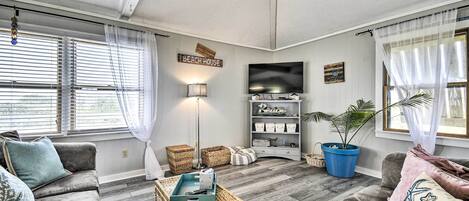 บ้านพัก (4 Bedrooms) | บริเวณนั่งเล่น | ทีวี