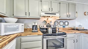 House (4 Bedrooms) | Private kitchen | Microwave, oven, stovetop, dishwasher