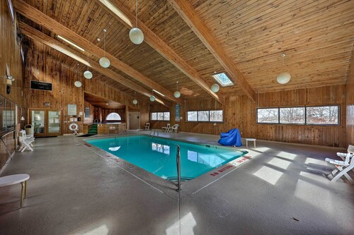 1 Mi to Skiing: Beech Mountain Condo w/ Fireplace!
