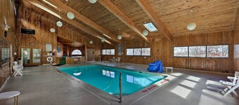 1 Mi to Skiing: Beech Mountain Condo w/ Fireplace!