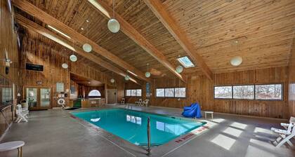 1 Mi to Skiing: Beech Mountain Condo w/ Fireplace!