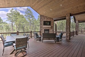 Outdoor dining - Stylish Show Low House w/ Expansive Deck! (Show Low)