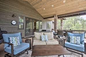 Outdoor dining - Stylish Show Low House w/ Expansive Deck! (Show Low)