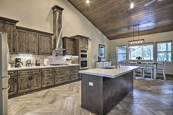 High chair, cookware/dishes/utensils, paper towels - Stylish Show Low House w/ Expansive Deck! (Show Low)