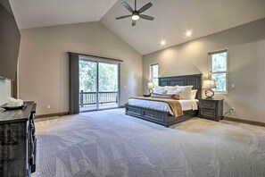 5 bedrooms, iron/ironing board, free cribs/infant beds, bed sheets - Stylish Show Low House w/ Expansive Deck! (Show Low)