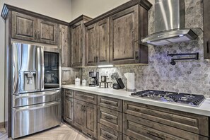 High chair, cookware/dishes/utensils, paper towels - Stylish Show Low House w/ Expansive Deck! (Show Low)