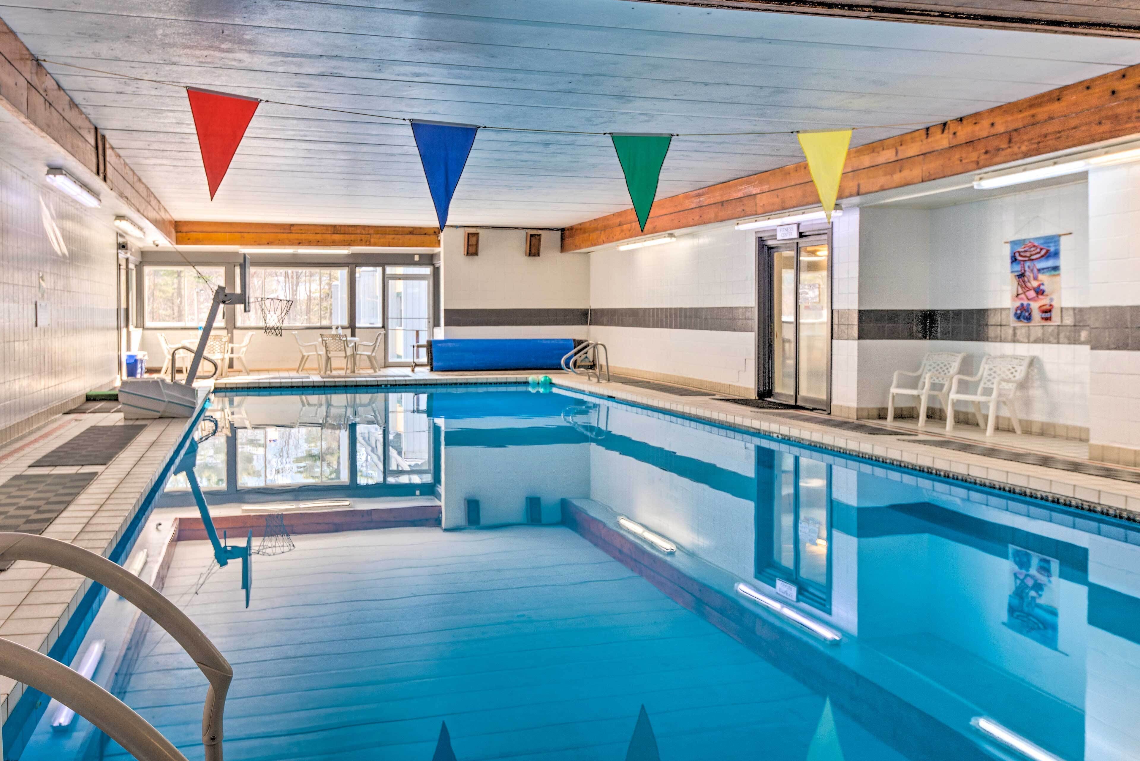 En inomhuspool med tydliga banor, en hoppställning och ett omklädningsrum med dusch.
