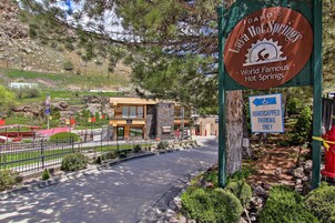 Señal de Lava Hot Springs, Idaho, que indica espacios de estacionamiento para discapacitados.