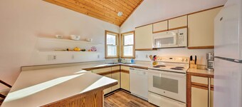 Bright Southern Shores Family Home < 1 Mi to Beach