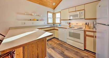 Bright Southern Shores Family Home < 1 Mi to Beach