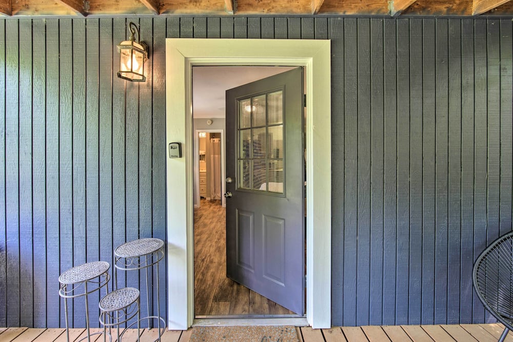 Cozy Avinger Cabin w/ Fire Pit & Deck - Linden, TX